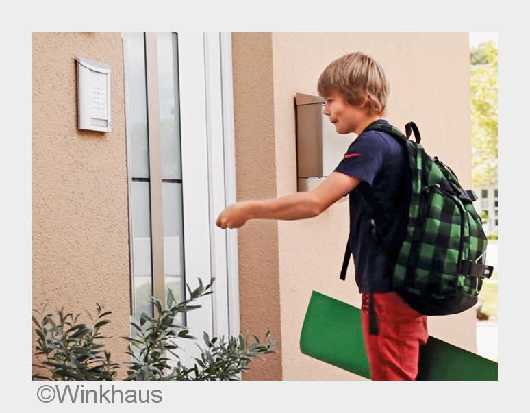 Die motorische Sicherheitstürverriegelung blueMatic EAV3 lässt sich bequemöffnen. (Bildquelle: Winkh