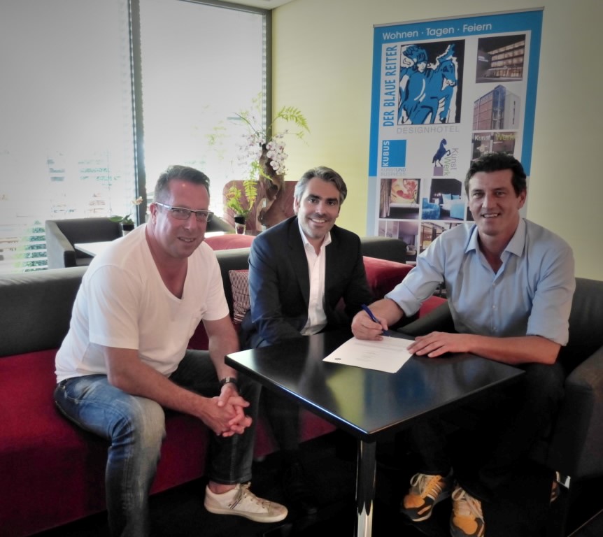 v.l.n.r.: Markus Kauczinski (Trainer-KSC), Marcus Fränkle (Geschäftsleiter Hotel Der Blaue Reiter) u v.l.n.r.: Markus Kauczinski (Trainer-KSC), Marcus Fränkle (Geschäftsleiter Hotel Der Blaue Reiter) u