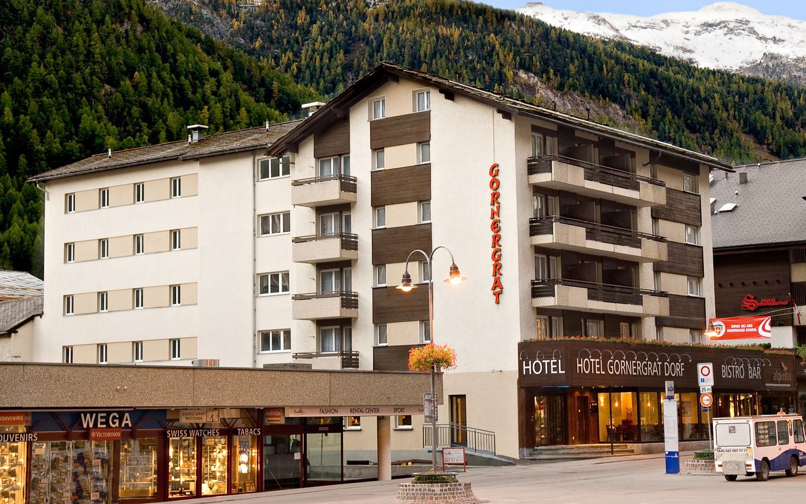Hotel Gornergrat-Dorf direkt im Zentrum am Bahnhof gelegen Hotel Gornergrat-Dorf direkt im Zentrum am Bahnhof gelegen