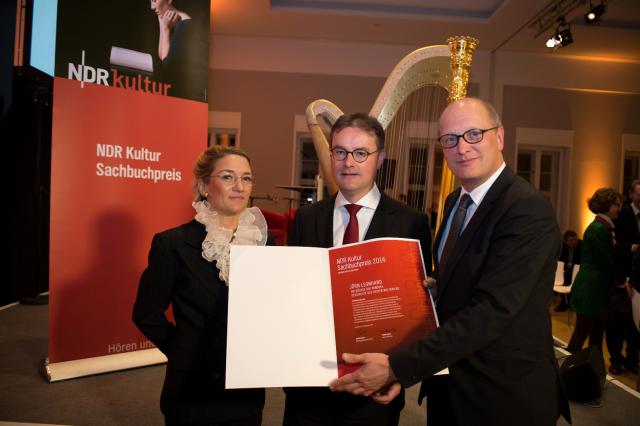 Jury-Mitglied Franziska Augstein, Jörn Leonhard (Gewinner 2014) und Jury-Vorsitzender Joachim Knuth 