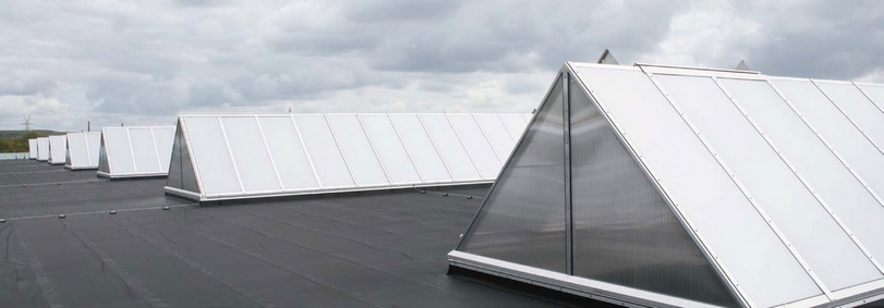 Neue Verglasungsvariante für höhere Energieeffizienz: das Sattellichtband Neue Verglasungsvariante für höhere Energieeffizienz: das Sattellichtband