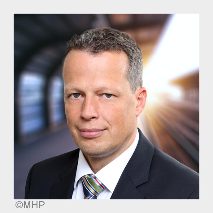 Bernd Herold von MHP spricht auf dem carIT-Kongress 2015. (Bildquelle: MHP)
