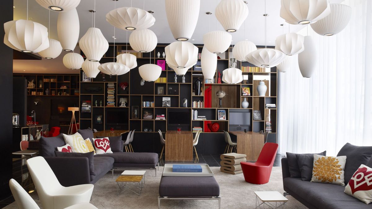 CitizenM Hotel-Lobby: Wohnen und Arbeiten in Einem (Foto: CitizenM)