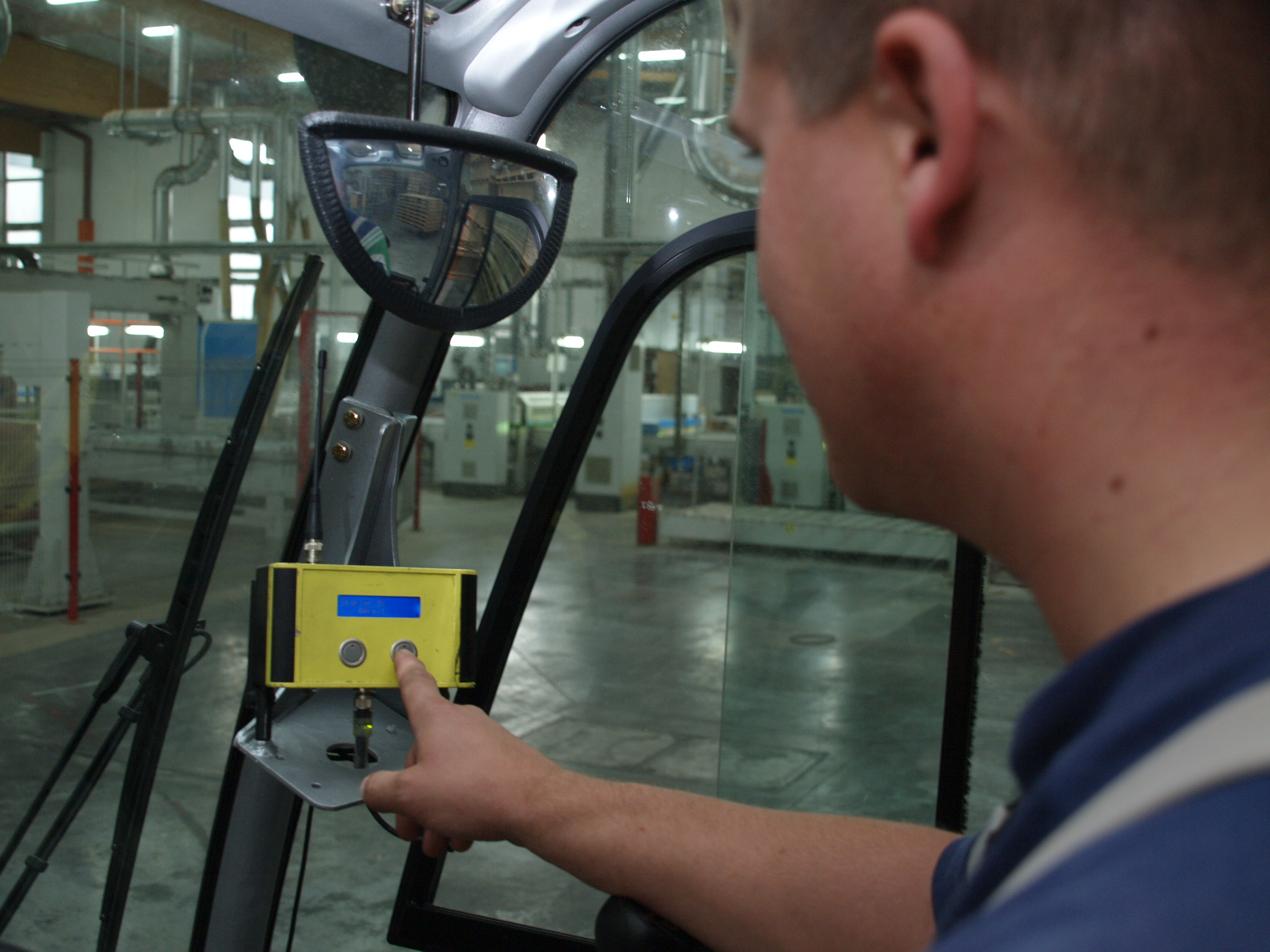 Jeder Gabelstapler ist überall lokalisierbar. Securifix LT034 macht es möglich und steigert die Effi Jeder Gabelstapler ist überall lokalisierbar. Securifix LT034 macht es möglich und steigert die Effi