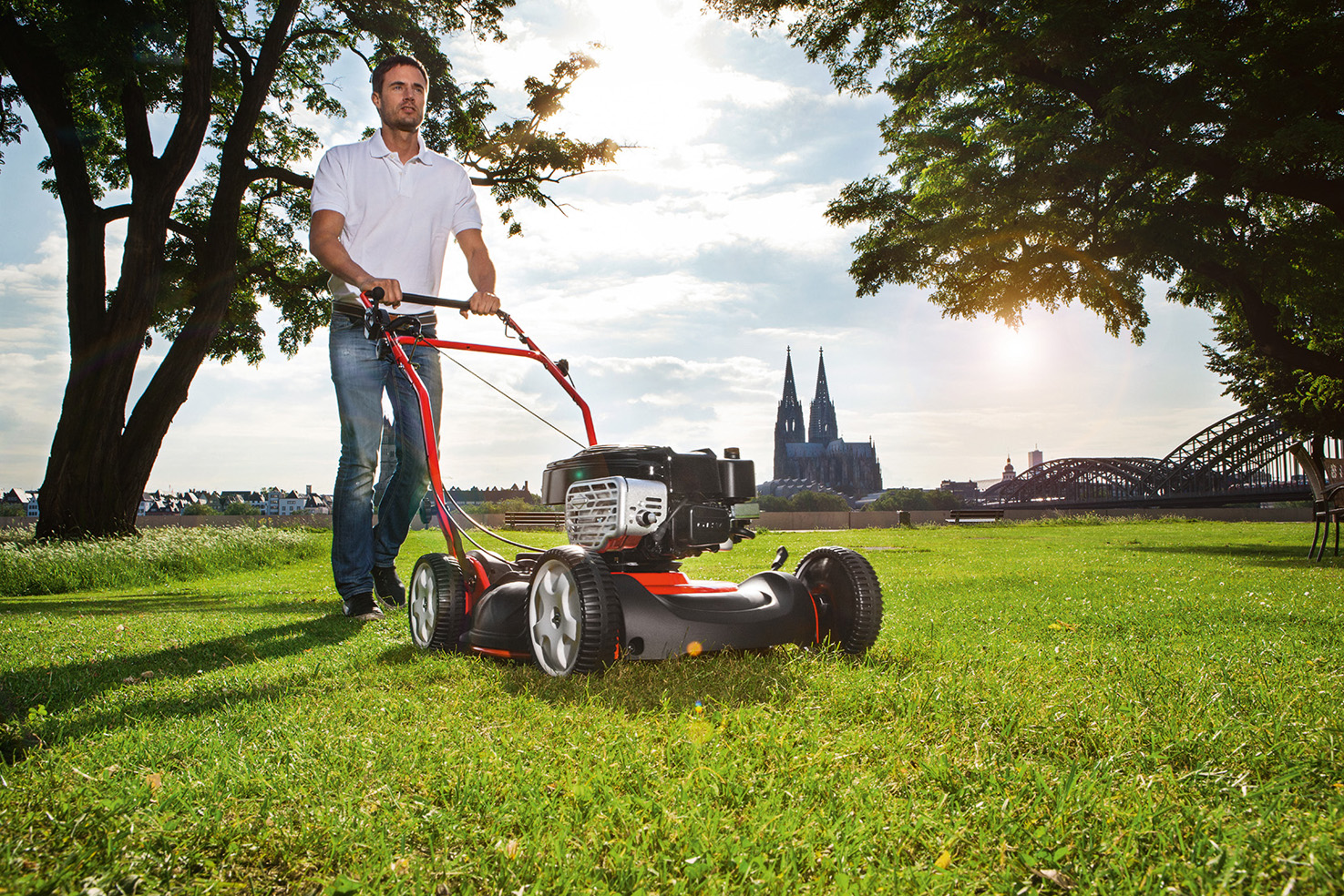 SABO Mulchmäher häckseln das abgeschnittene Gras, sodass es als Dünger auf dem Rasen bleiben kann. SABO Mulchmäher häckseln das abgeschnittene Gras, sodass es als Dünger auf dem Rasen bleiben kann.