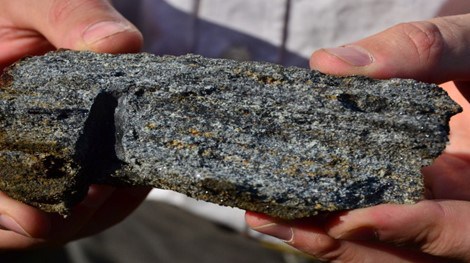 Graphitprobe von der Epanko-Lagerstätte der Kibaran Resources; Foto: Kibaran Resources Graphitprobe von der Epanko-Lagerstätte der Kibaran Resources; Foto: Kibaran Resources
