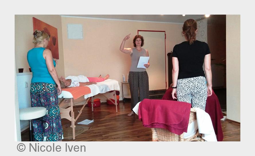 Energetische Wirbelsäulenaufrichtung - Intensivausbildung in Kleingruppen. (Bildquelle:©Nicole Iven) Energetische Wirbelsäulenaufrichtung - Intensivausbildung in Kleingruppen. (Bildquelle:©Nicole Iven)