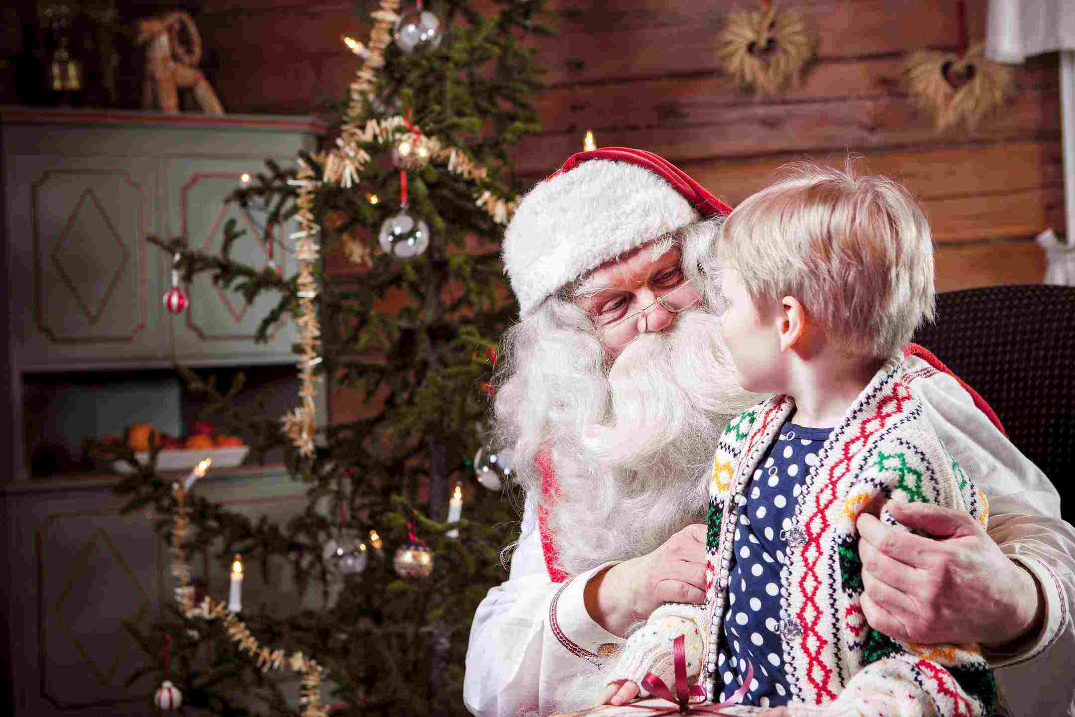Der Weihnachtsmann empfängt Kinder in seiner Heimat am Polarkreis Der Weihnachtsmann empfängt Kinder in seiner Heimat am Polarkreis