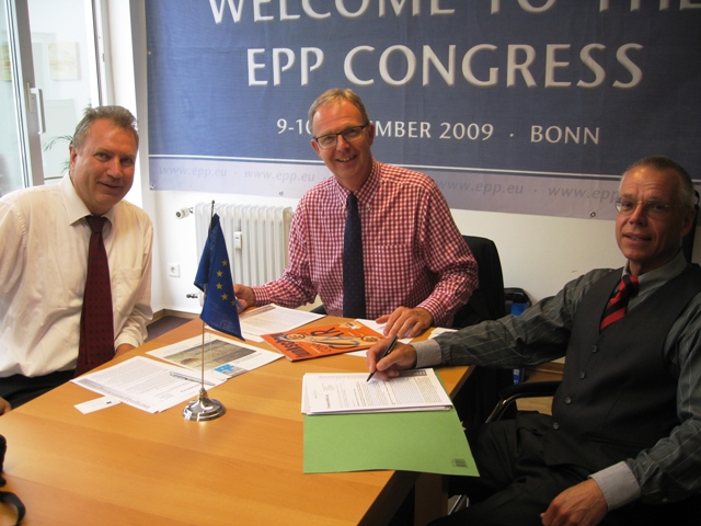 Foto (v. l. n. r.): Heinz Leymann (IfKom), Axel Voss (MdEU), Andreas Hofert (IfKom)