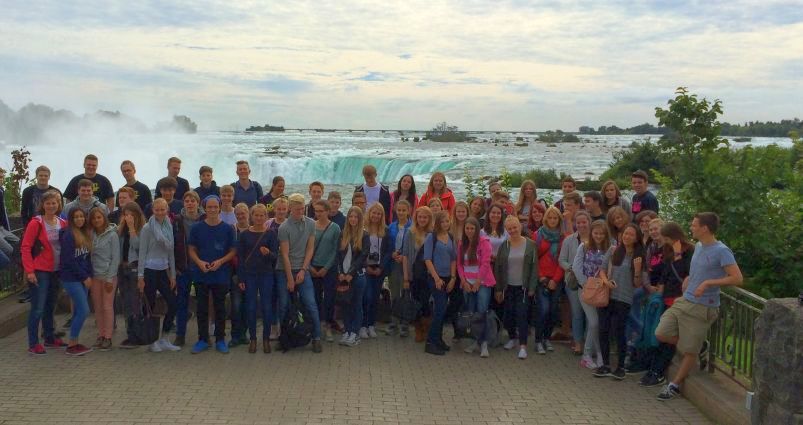High-School-Schüler vor den weltberühmten Niagara-Fällen High-School-Schüler vor den weltberühmten Niagara-Fällen