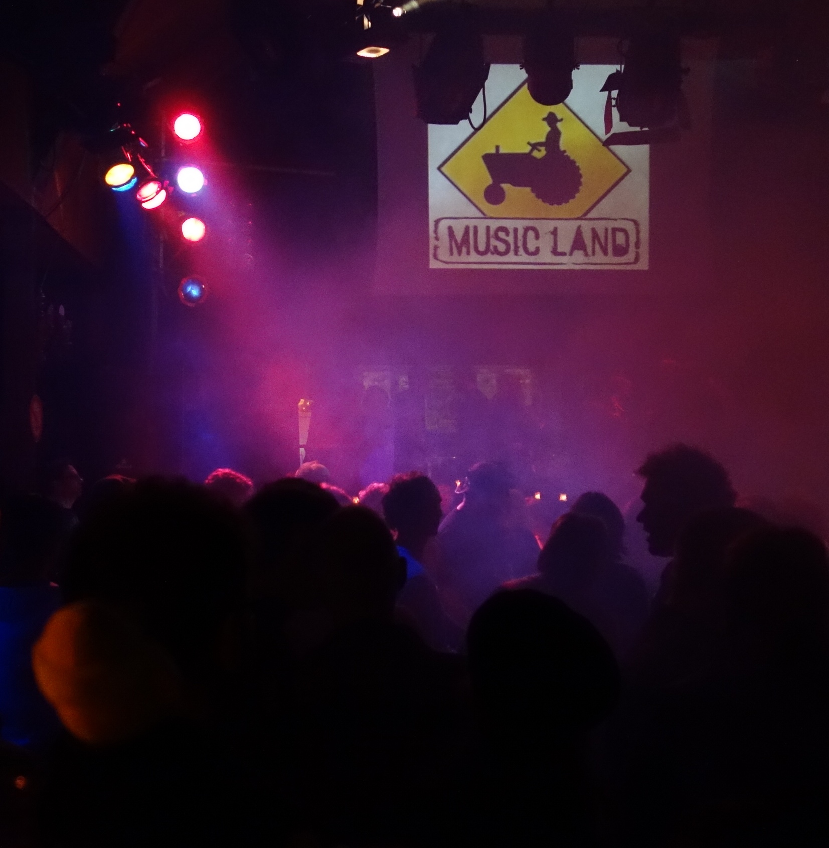 Nebelschaden, Stroboskop und Lightshow. Musikfans ohne Altersbegrenzung treffen sich zur Kultparty.