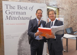 Oliver Arnold (links) und Dr. Florian Langenscheidt (Herausgeber). Foto: Arnold Schwerlast Oliver Arnold (links) und Dr. Florian Langenscheidt (Herausgeber). Foto: Arnold Schwerlast