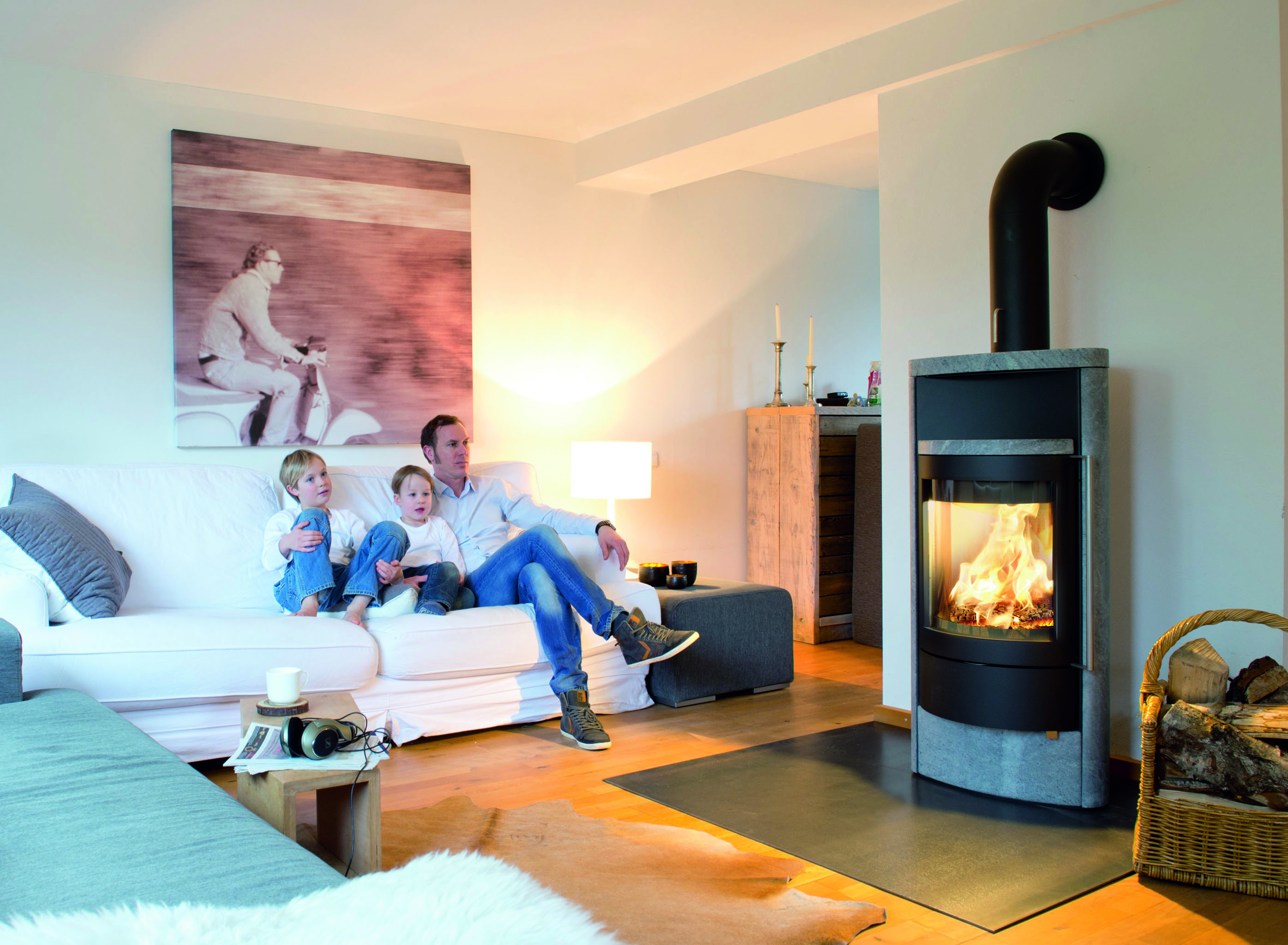 Moderne Feuerstätten sorgen für eine stimmungsvolle Atmosphäre und senken die Heizkosten Moderne Feuerstätten sorgen für eine stimmungsvolle Atmosphäre und senken die Heizkosten