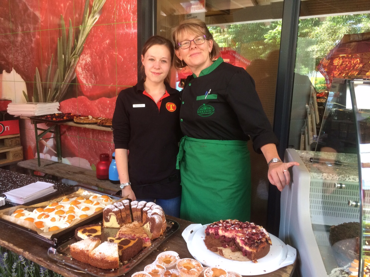 Engagierte Kuchenbäckerinnen vom Team Tengelmann in Weilheim Engagierte Kuchenbäckerinnen vom Team Tengelmann in Weilheim