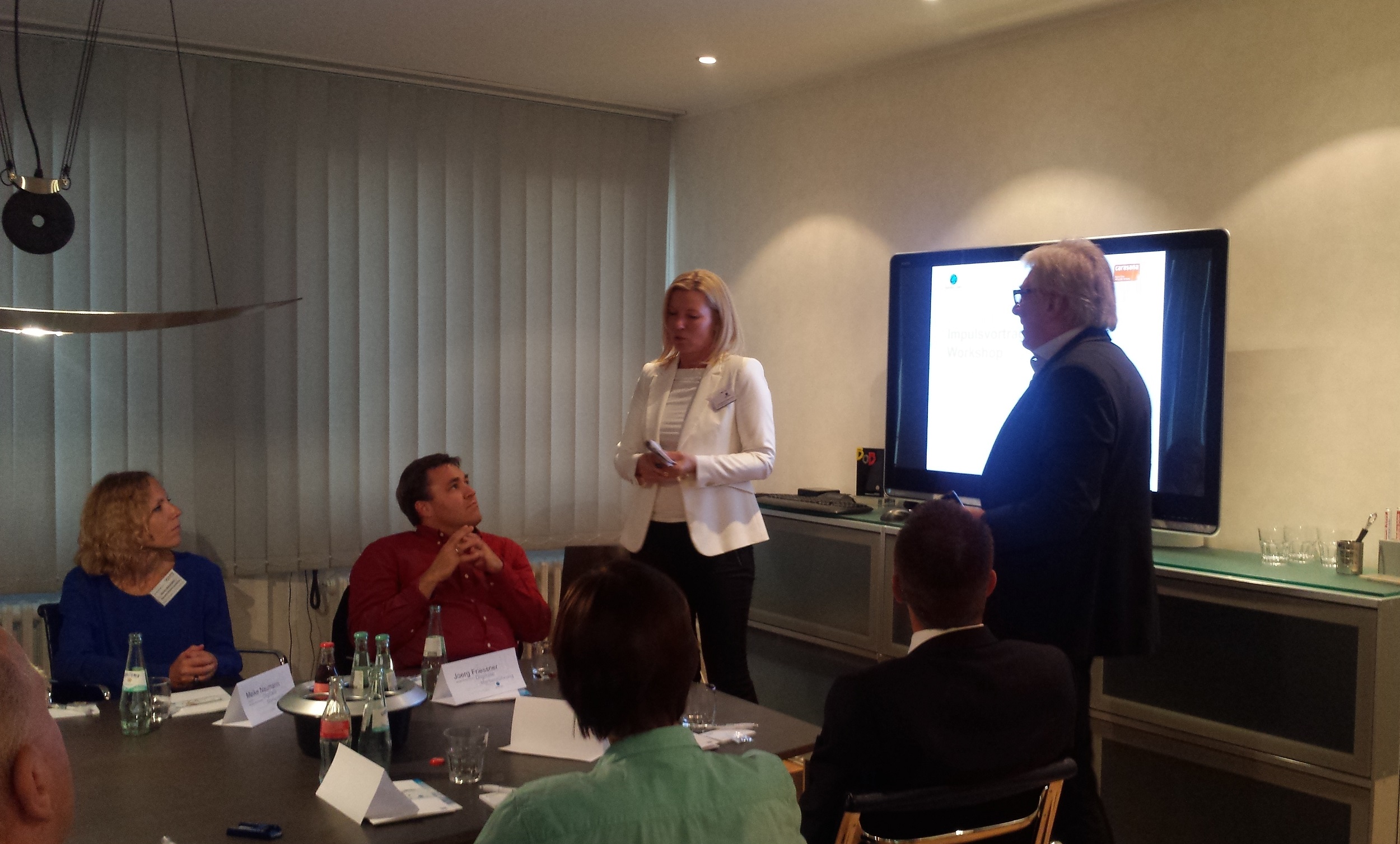 Antje Borm-Flammersfeld (l.) und Prof. Dr. Wilfried Leven sprachenüber Digitale Markenführung.