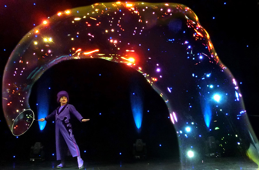 Für Staunen sorgte Unterhaltungskünstler Blub mit seiner sensationellen Seifenblasenshow. Für Staunen sorgte Unterhaltungskünstler Blub mit seiner sensationellen Seifenblasenshow.
