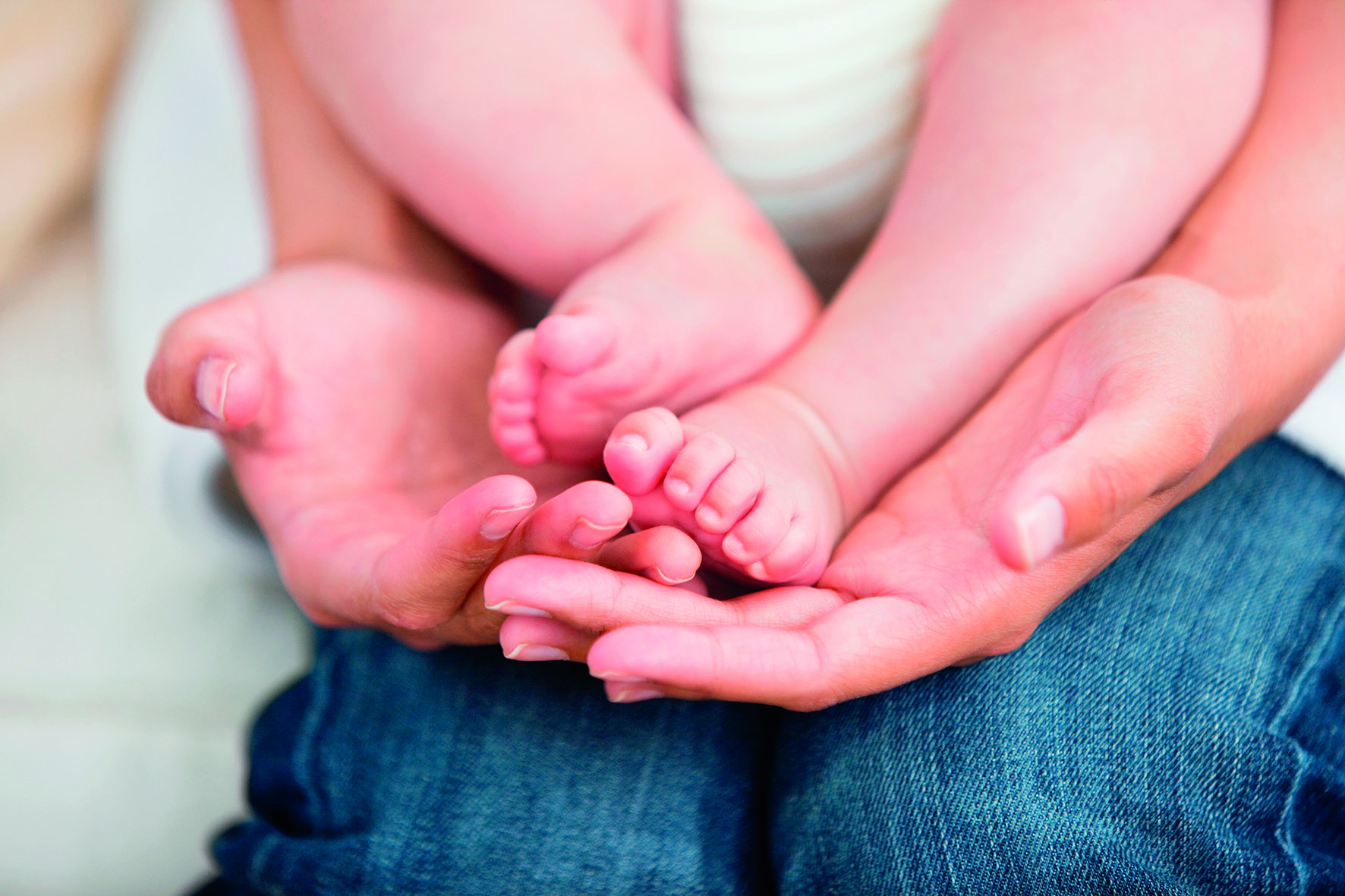 Babyfüße in Händen