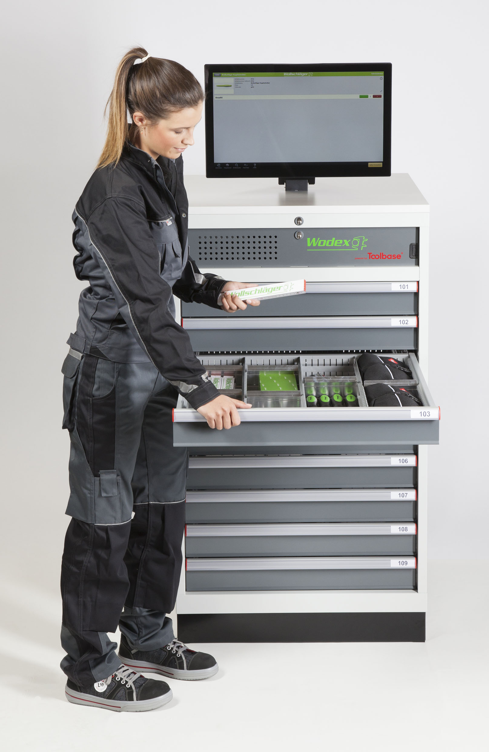 Der Warenausgabeschrank Wodex W-9 von Wollschläger sorgt für eine leichte Entnahme der Artikel.