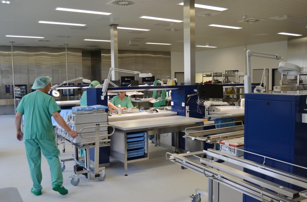 Die neue Zentralsterilisation am Klinikum Kassel verfügtüber großzügige Räume und neueste Technik. Die neue Zentralsterilisation am Klinikum Kassel verfügtüber großzügige Räume und neueste Technik.