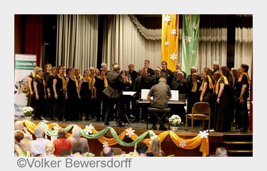 Der SonntagsChor Rheinland-Pfalz bei seinem vergangenen Benefizkonzert in Limburgerhof/Pfalz. (Bildq Der SonntagsChor Rheinland-Pfalz bei seinem vergangenen Benefizkonzert in Limburgerhof/Pfalz. (Bildq