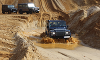 Land Rover durchquert ein Wasserloch Land Rover durchquert ein Wasserloch