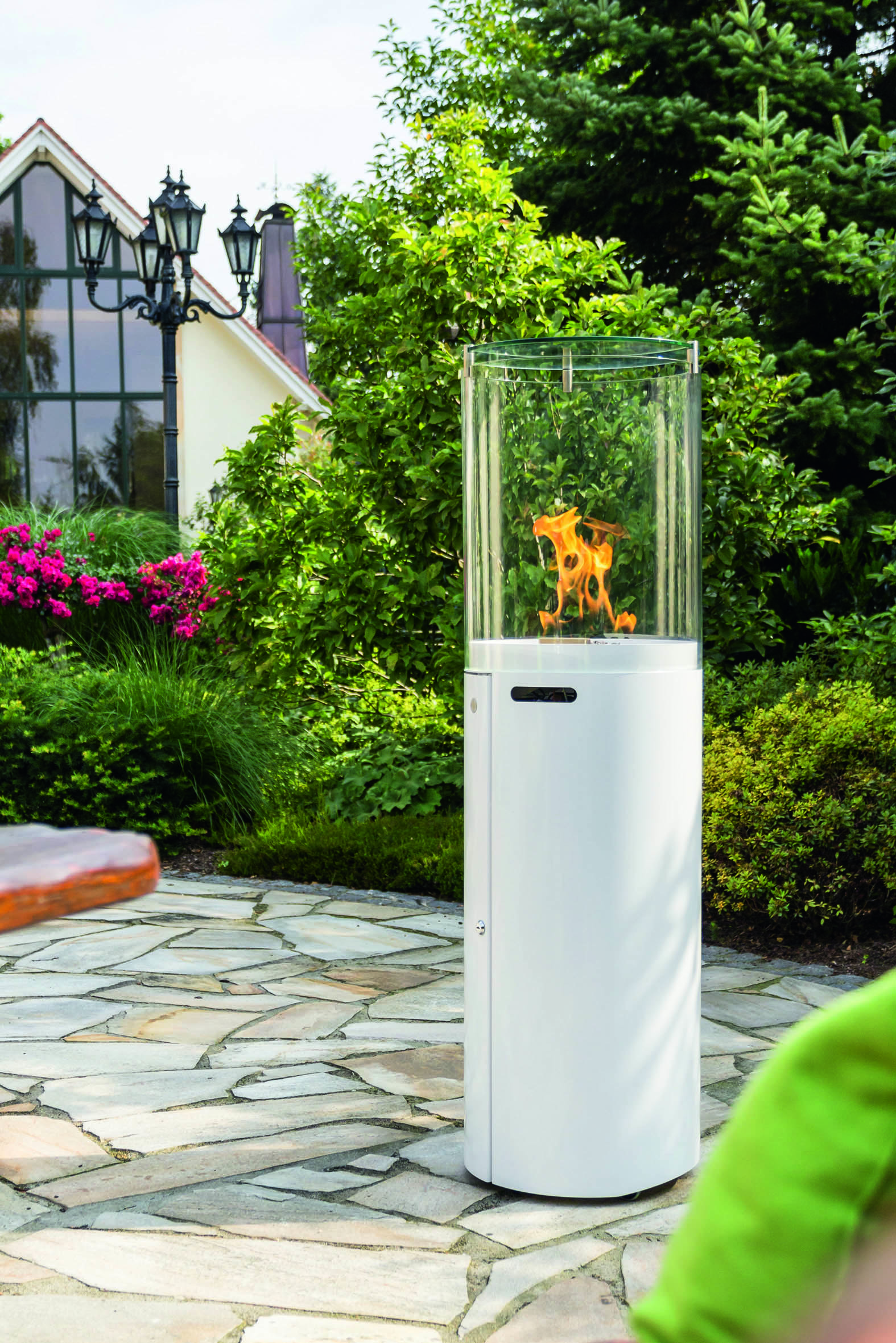 Mit einem Outdoor-Kamin kann man den Sommer auf elegante Art und Weise verlängern