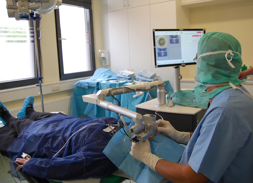 Das Auge wird mit Hilfe eines Lasers vermessen Das Auge wird mit Hilfe eines Lasers vermessen