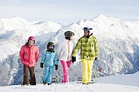 Familie beim Rodeln