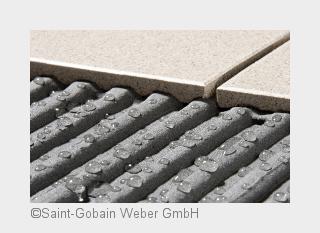 Ein wasserdichtes Klebesystem für Fliesen und Platten verhindert das Eindringen von Feuchtigkeit (Bi Ein wasserdichtes Klebesystem für Fliesen und Platten verhindert das Eindringen von Feuchtigkeit (Bi