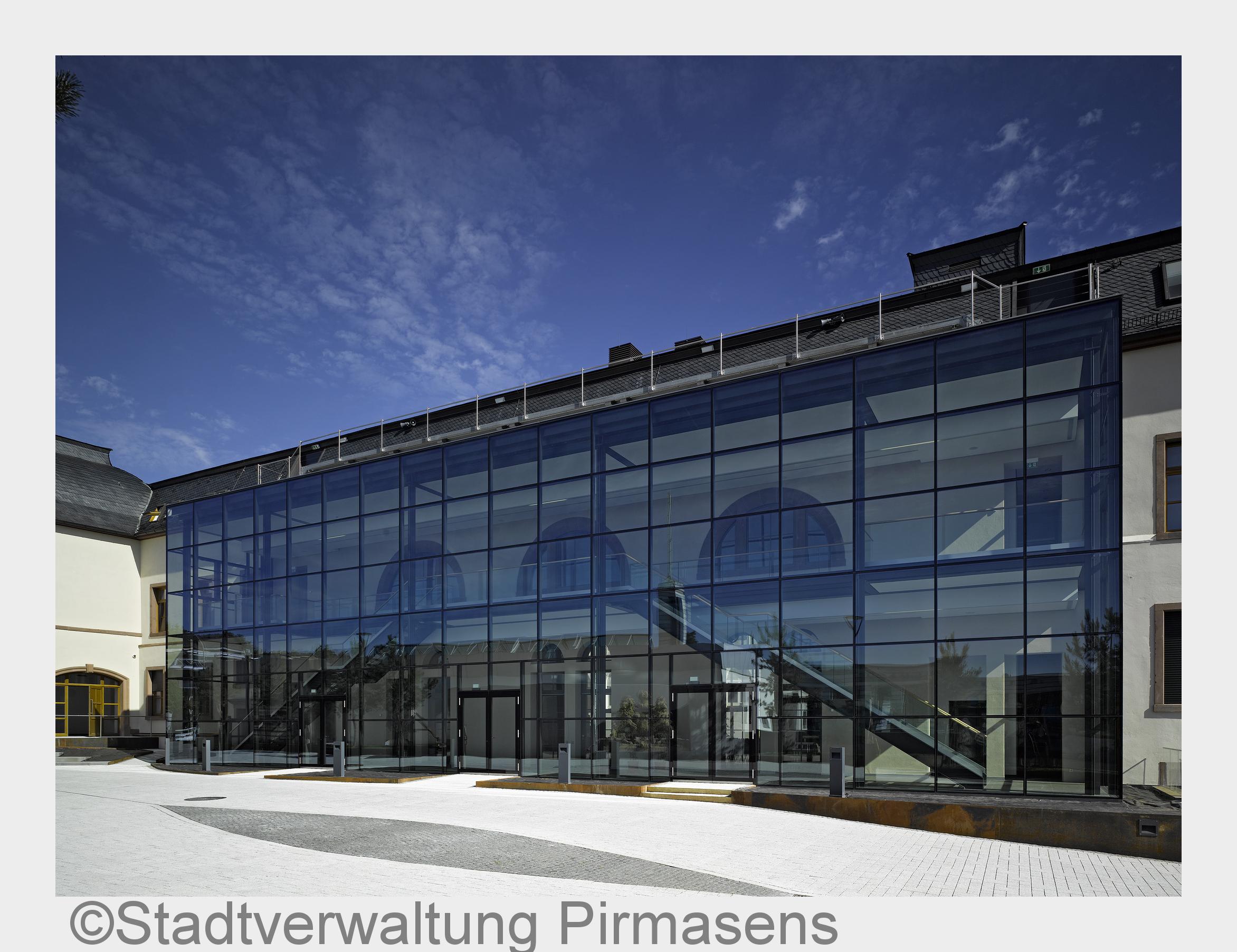 Forum ALTE POST Pirmasens, Glasanbau auf der Hofseite (Foto: Rüdiger Buchholz) (Bildquelle: Stadtver Forum ALTE POST Pirmasens, Glasanbau auf der Hofseite (Foto: Rüdiger Buchholz) (Bildquelle: Stadtver