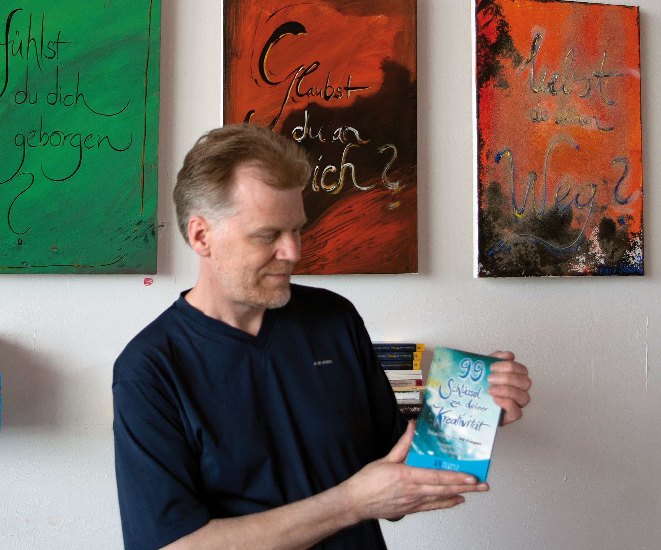 Hajo Schörle präsentiert sein Fragekonzept mit Büchern, Bildern, Lesungen und Seminaren Hajo Schörle präsentiert sein Fragekonzept mit Büchern, Bildern, Lesungen und Seminaren