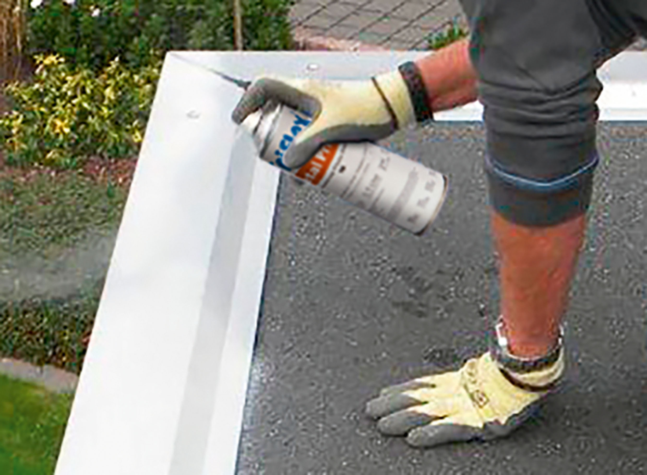 Die Grundierung Triflex Metal Primer haftet auf allen metallischen Flächen.