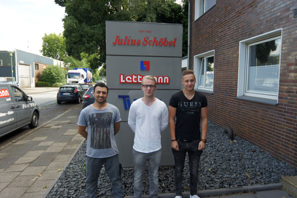 Einer von drei neuen Auszubildenden bei Schöbel ist Flüchtling Jan Maai (li.)