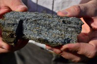 Graphitprobe von der Epanko-Lagerstätte der Kibaran Resources; Foto: Kibaran Resources