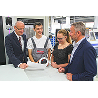 Vorstandsmitglied Matthias Wiemer (li.) und -vorsitzender Manfred Bender (re.) mit Auszubildenden