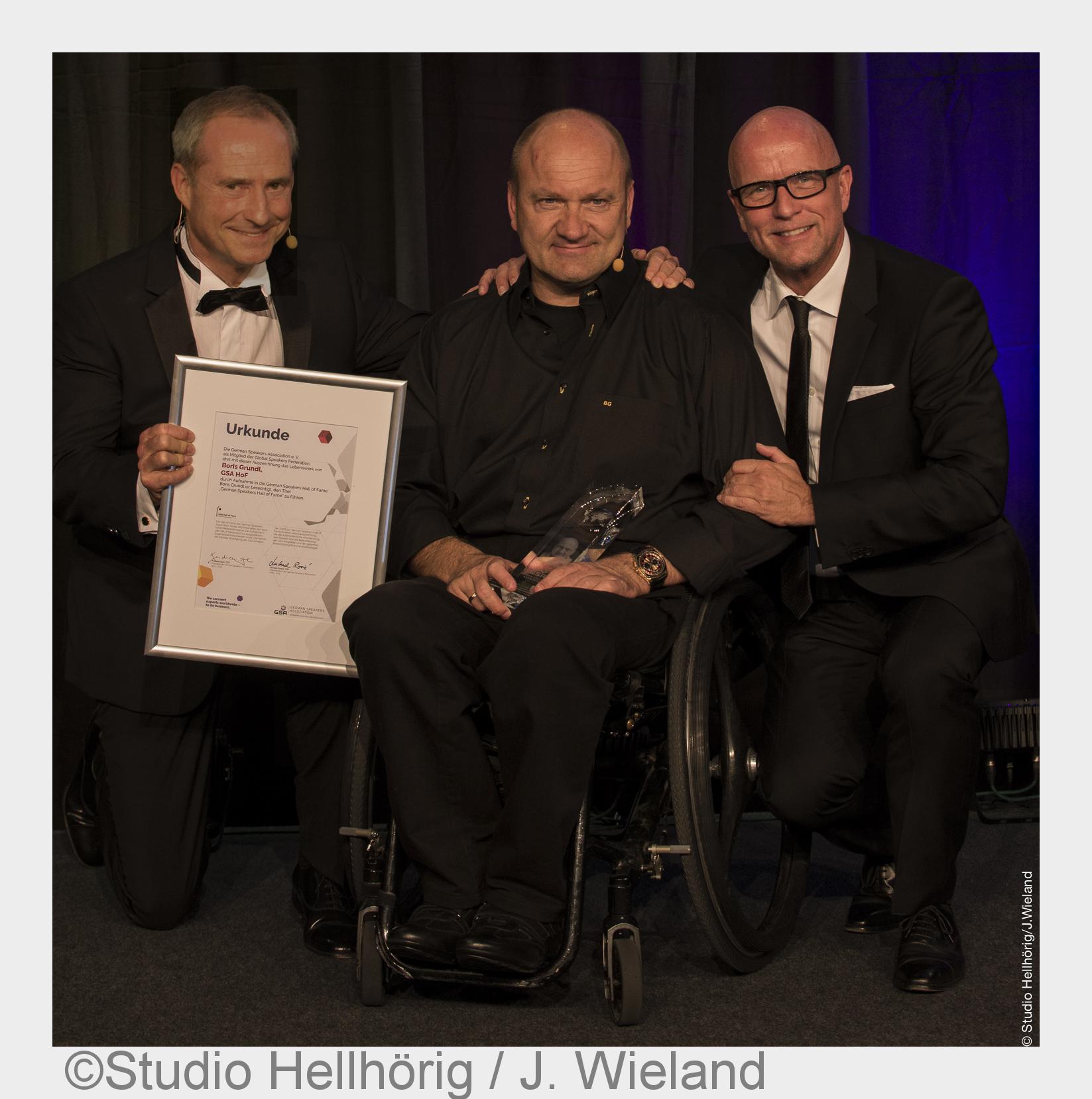 v.l.n.r.: Laudator Bodo Schäfer, Boris Grundl, GSA Past President Andreas Buhr. (Bildquelle: Studio v.l.n.r.: Laudator Bodo Schäfer, Boris Grundl, GSA Past President Andreas Buhr. (Bildquelle: Studio