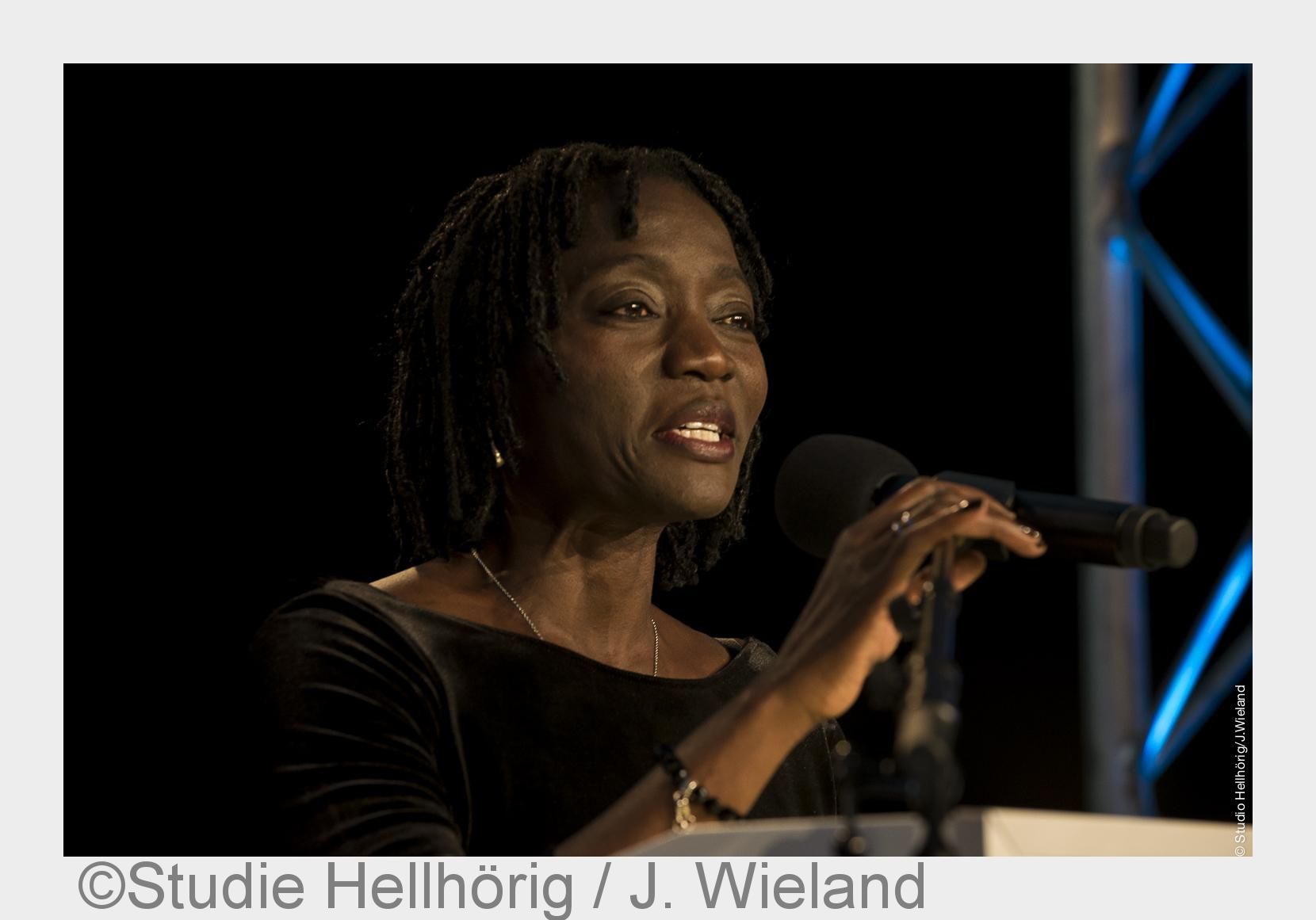 Dr. Auma Obama, Trägerin des Deutschen Rednerpreises 2015 (Bildquelle: Studie Hellhörig / J. Wieland Dr. Auma Obama, Trägerin des Deutschen Rednerpreises 2015 (Bildquelle: Studie Hellhörig / J. Wieland