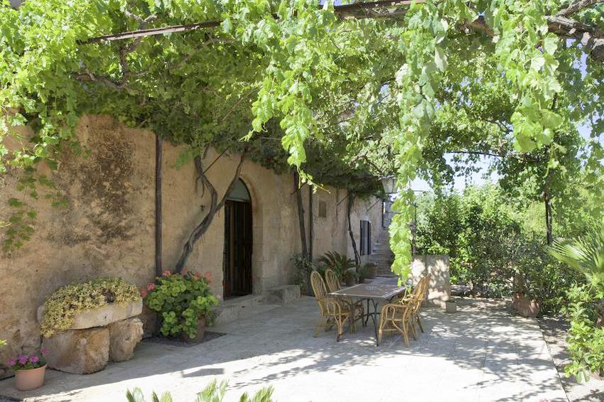Die Finca Tres Maravillas: Unter einem Dach aus Weinreben kann man es an heißen Tagen besonders gut 