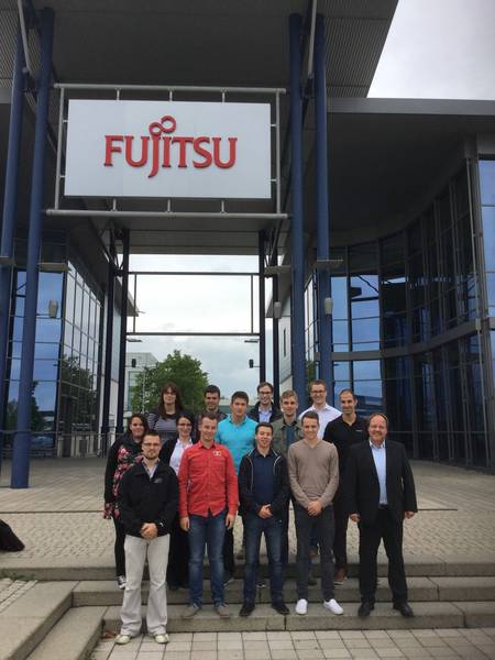 hamcos Ausbildungsteam im Eingangsbereich der Fujitsu Werke in Augsburg hamcos Ausbildungsteam im Eingangsbereich der Fujitsu Werke in Augsburg