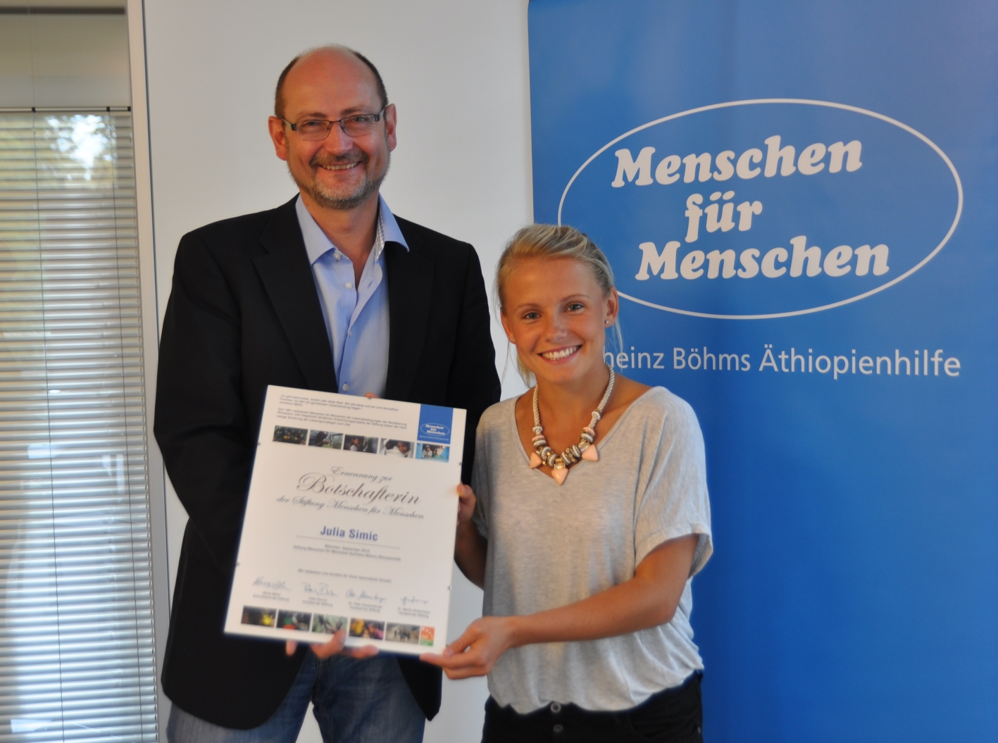 Julia Simic erhält von Dr. Peter Schaumberger die Ernennungsurkunde Julia Simic erhält von Dr. Peter Schaumberger die Ernennungsurkunde