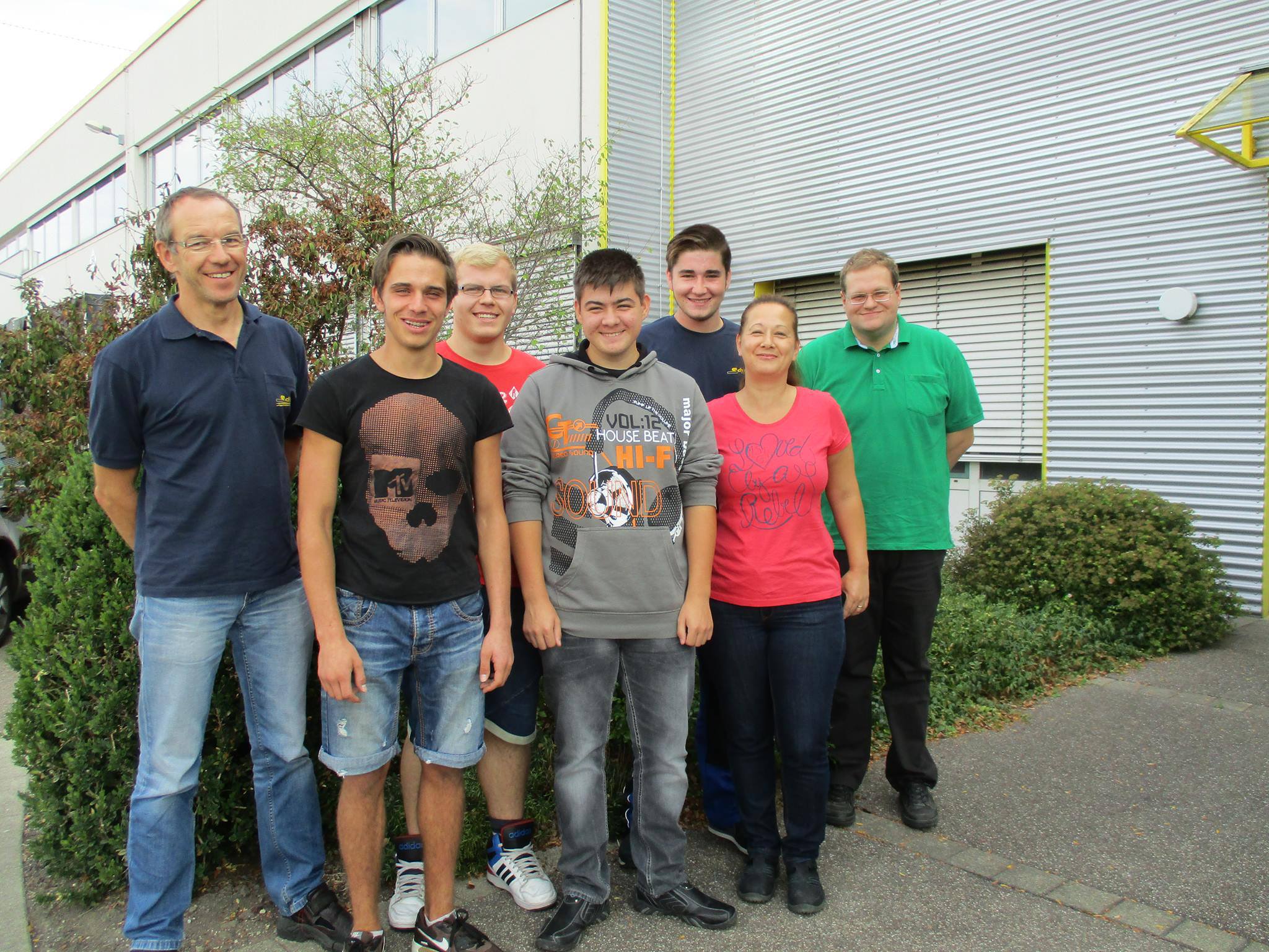 Ausbildungsleiter D. Gehring mit den neuen Auszubildenden