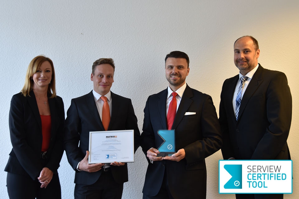 Fabian Henzler (2.v.l.)Oliver Bendig (2.v.r.) von Matrix42 freuen sichüber die Zertifizierung. Fabian Henzler (2.v.l.)Oliver Bendig (2.v.r.) von Matrix42 freuen sichüber die Zertifizierung.