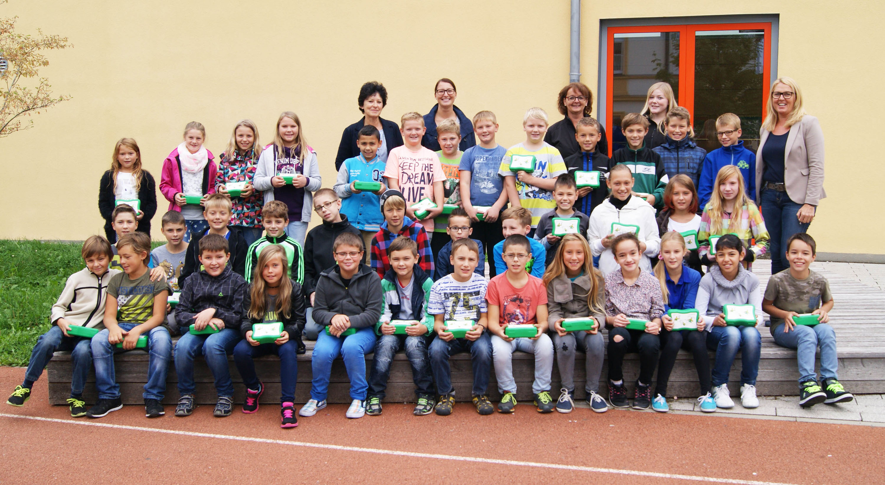 Mit den kleinen Geschenken von Salamander und Karwendel starten die Schüler ins neue Schuljahr Mit den kleinen Geschenken von Salamander und Karwendel starten die Schüler ins neue Schuljahr