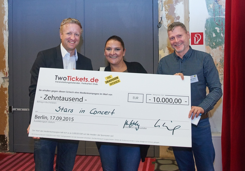 Holger Lueck von TwoTickets.de und Dr. Mark-Uwe Biehling von Die Draussenwerber bei der Gewinnüberga