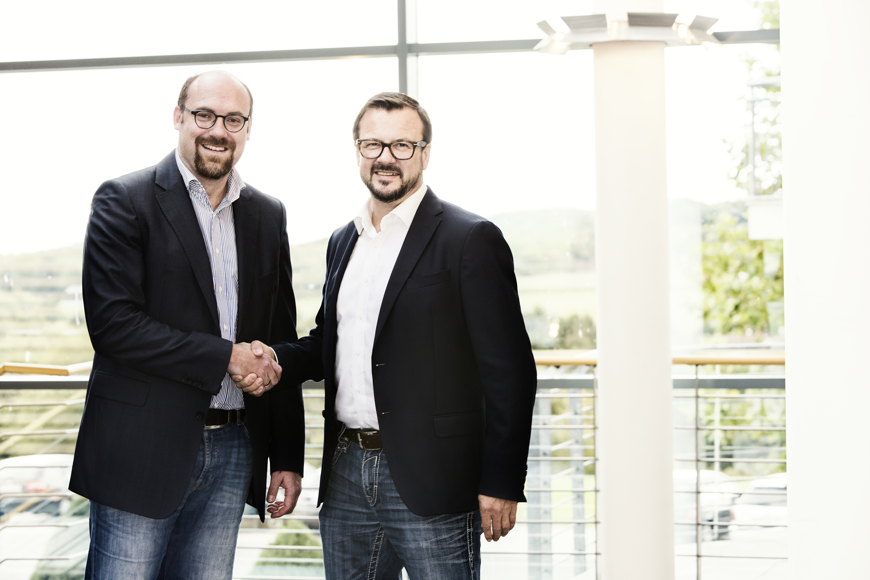 Sean Harris (links im Bild) tritt die Nachfolge von Manfred Eisele als CTO der BIRKENSTOCK Group an. Sean Harris (links im Bild) tritt die Nachfolge von Manfred Eisele als CTO der BIRKENSTOCK Group an.