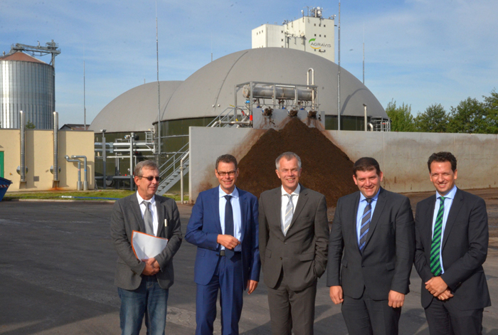 NRW-Landwirtschaftsminister Johannes Remmel (Mitte) informierte sich in Dorsten.