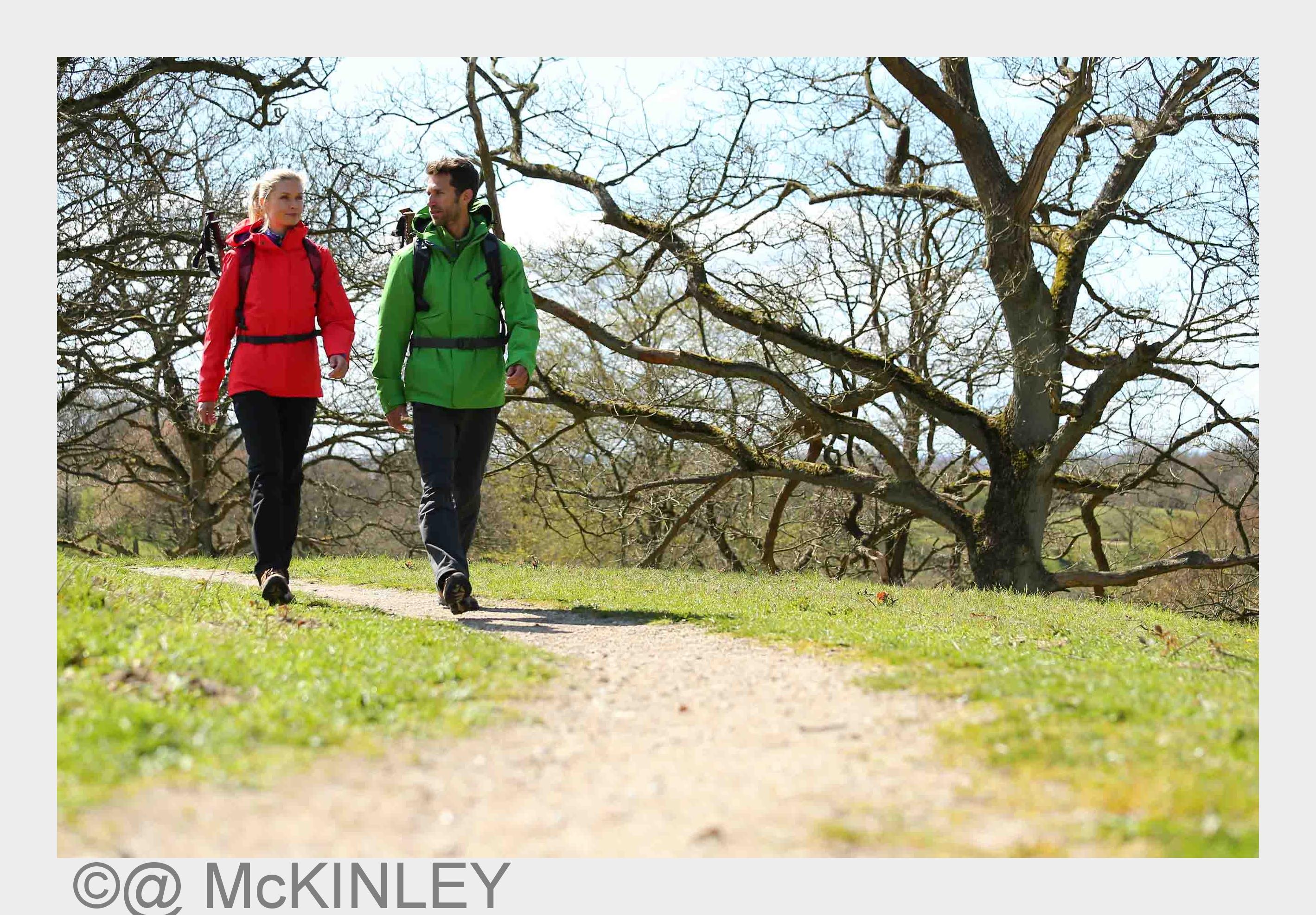 Die gemäßigte Bewegung beim Wandern ist körperliches Training und geistige Entspannung zugleich (Bil Die gemäßigte Bewegung beim Wandern ist körperliches Training und geistige Entspannung zugleich (Bil