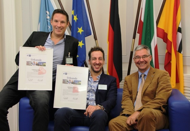 CSR-Botschafter T. Müller und S. Krönert mit M. Pieck, IHK Bonn (v.l.n.r.) CSR-Botschafter T. Müller und S. Krönert mit M. Pieck, IHK Bonn (v.l.n.r.)