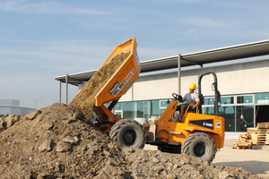 Ein Drehkipp-Dumper aus dem HKL MIETPARK transportiert den anfallenden Aushub am neuen EKZ.