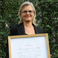 Dr. Karin Uphoff mit ihrer Ernennungsurkunde zur europäischen Unternehmens-Botschafterin Dr. Karin Uphoff mit ihrer Ernennungsurkunde zur europäischen Unternehmens-Botschafterin